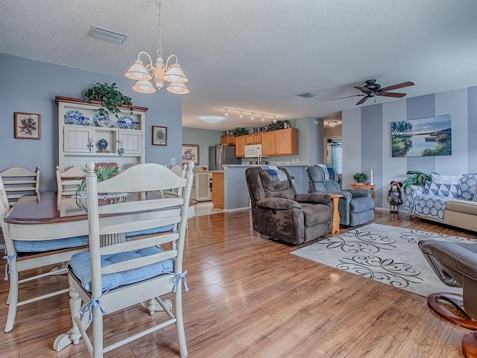 待售: $275,000 (2 贝兹, 2 浴室, 1156 平方英尺)