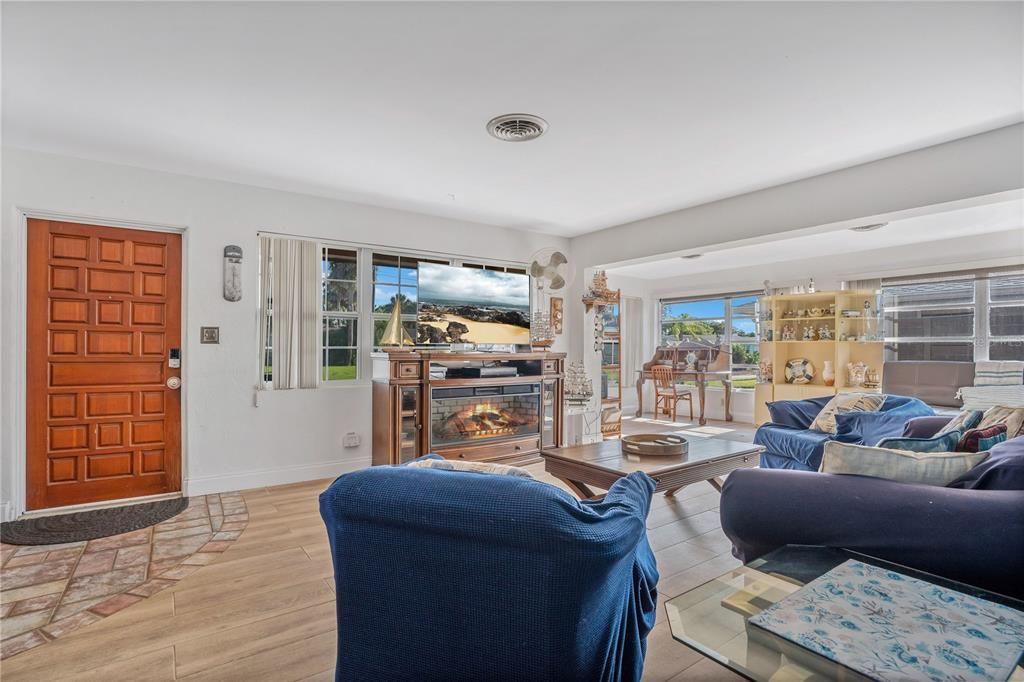 待售: $330,000 (2 贝兹, 2 浴室, 1241 平方英尺)