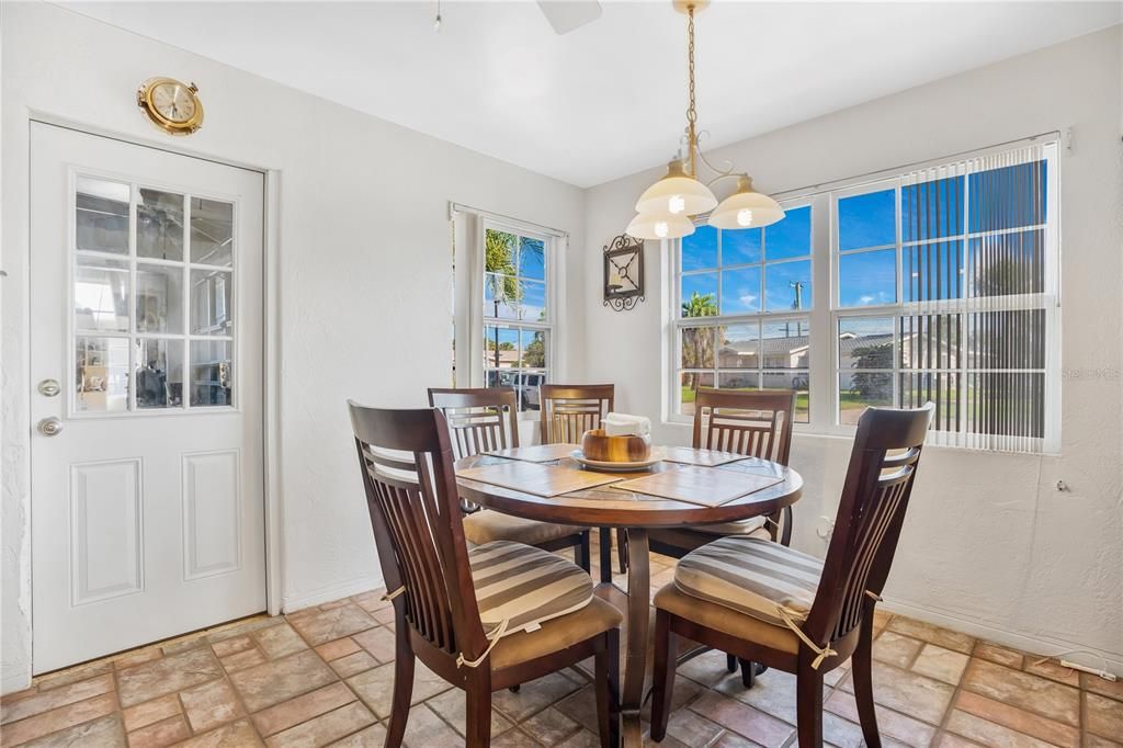 待售: $330,000 (2 贝兹, 2 浴室, 1241 平方英尺)