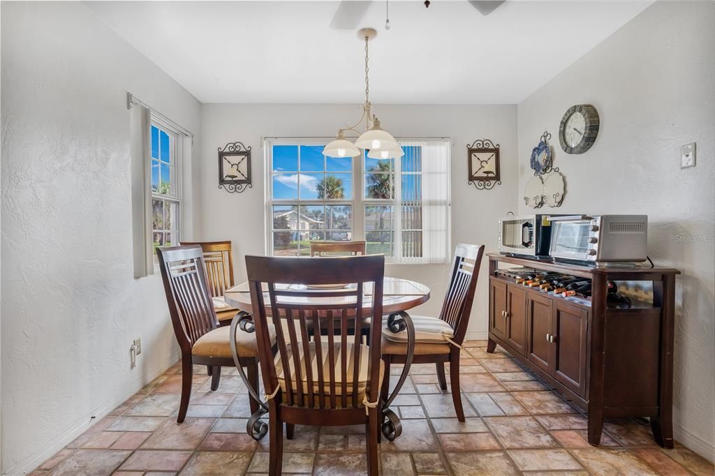 待售: $330,000 (2 贝兹, 2 浴室, 1241 平方英尺)