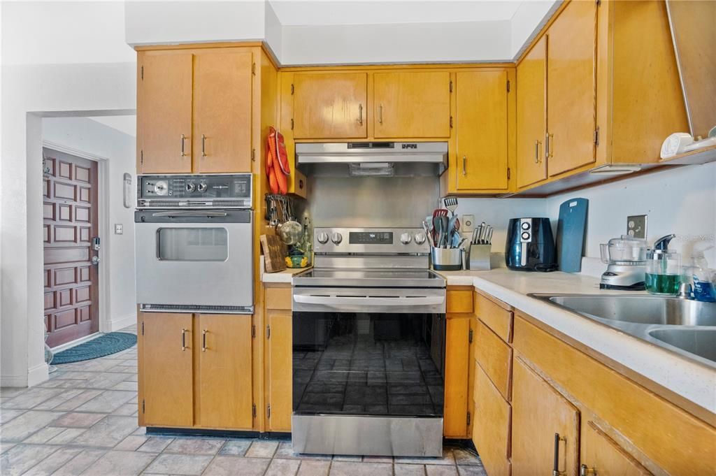 待售: $330,000 (2 贝兹, 2 浴室, 1241 平方英尺)