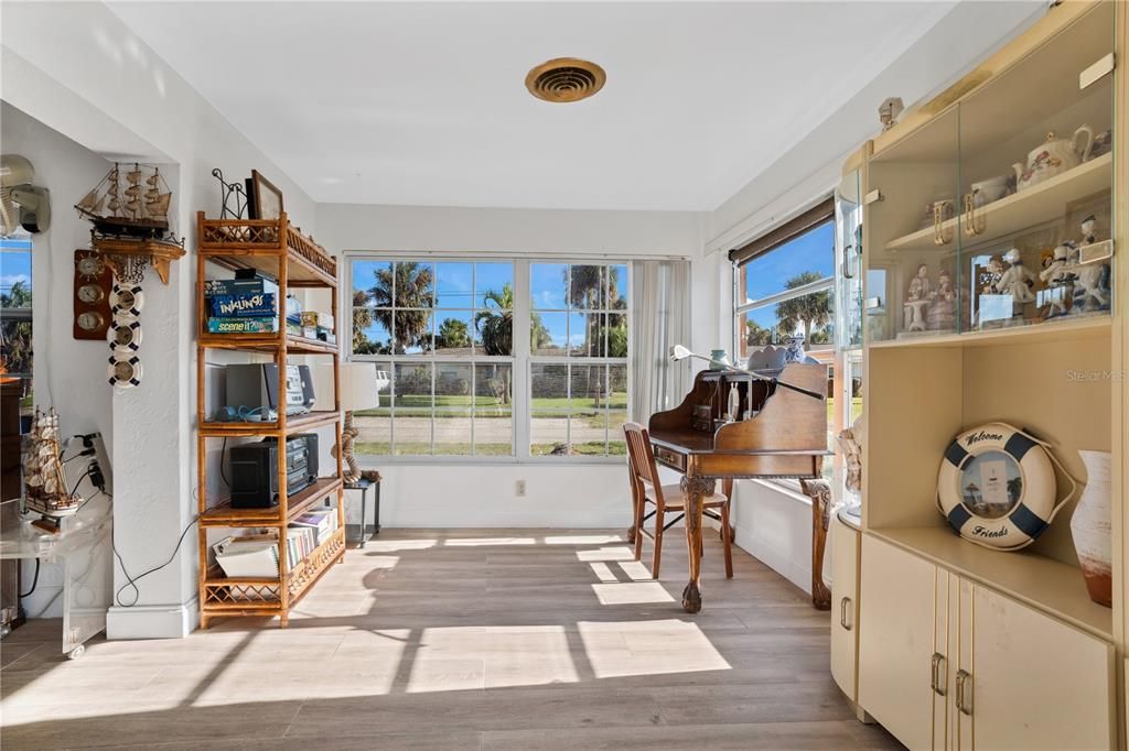 待售: $330,000 (2 贝兹, 2 浴室, 1241 平方英尺)