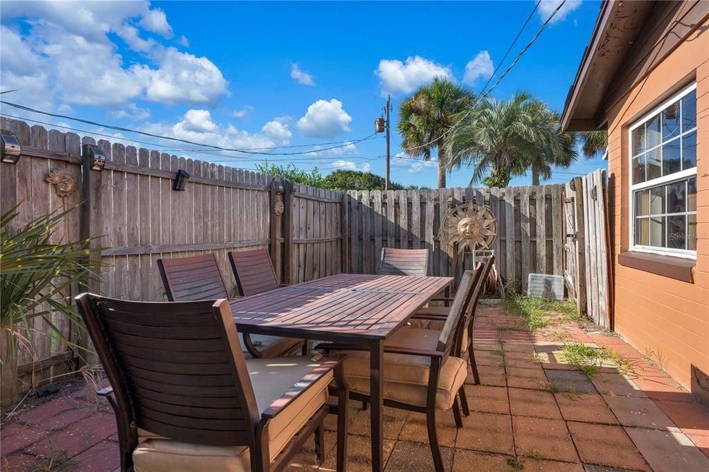 待售: $330,000 (2 贝兹, 2 浴室, 1241 平方英尺)