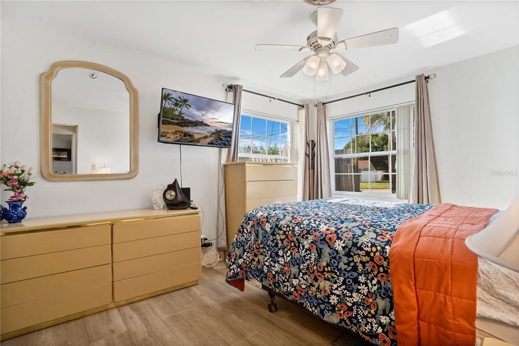 待售: $330,000 (2 贝兹, 2 浴室, 1241 平方英尺)