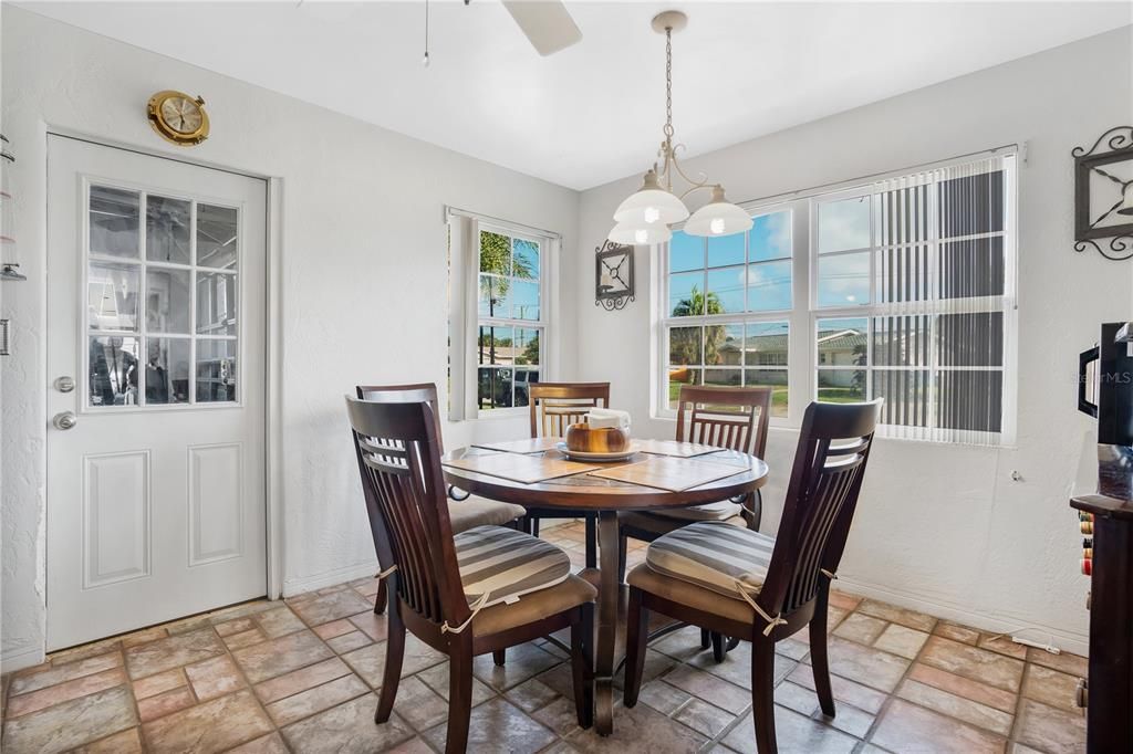 待售: $330,000 (2 贝兹, 2 浴室, 1241 平方英尺)