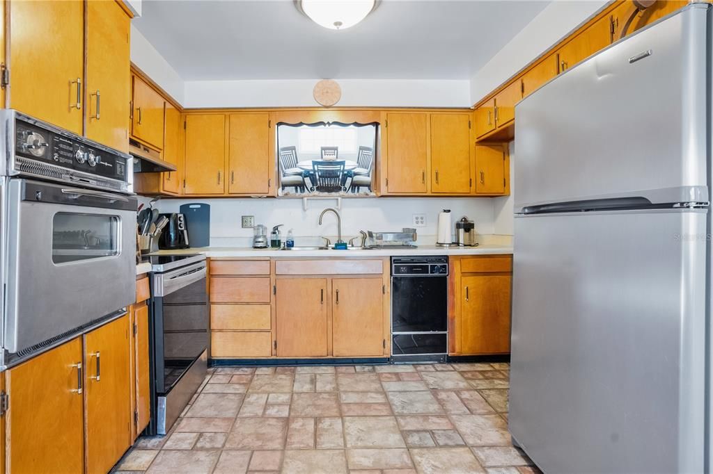 待售: $330,000 (2 贝兹, 2 浴室, 1241 平方英尺)