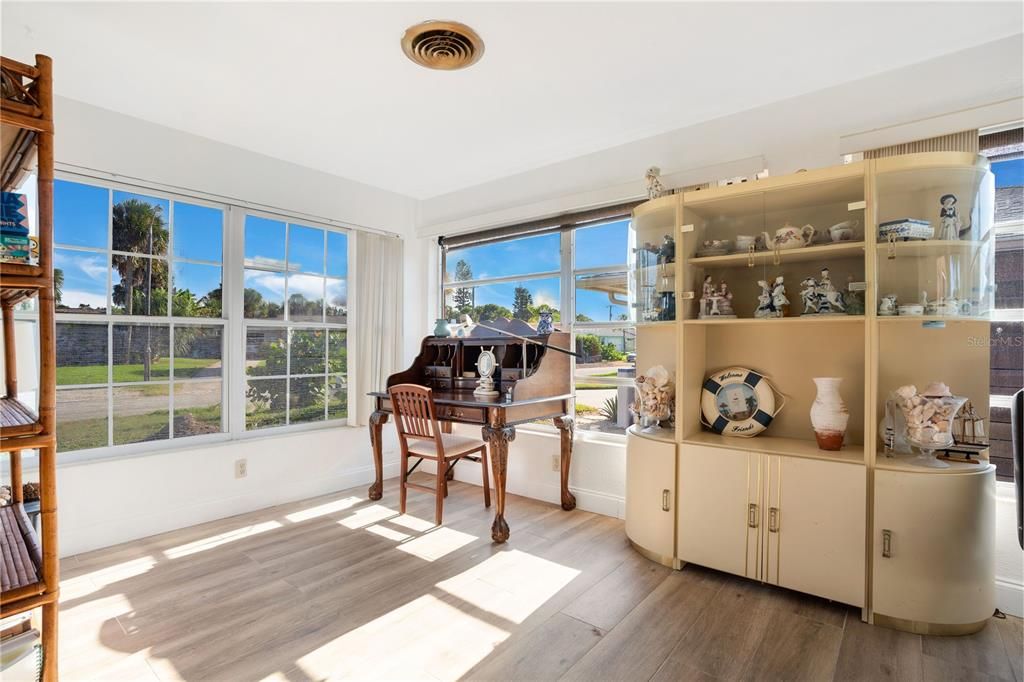 待售: $330,000 (2 贝兹, 2 浴室, 1241 平方英尺)