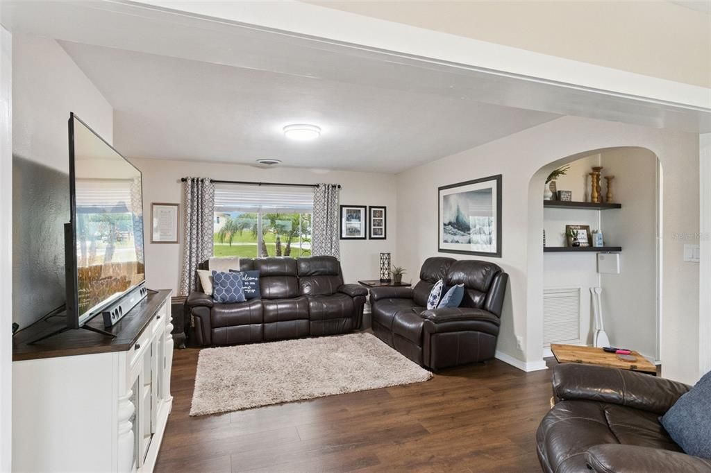 En Venta: $475,000 (4 camas, 2 baños, 1711 Pies cuadrados)