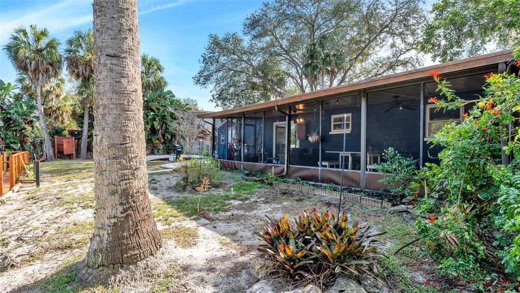 For Sale: $375,000 (2 beds, 1 baths, 1008 Square Feet)