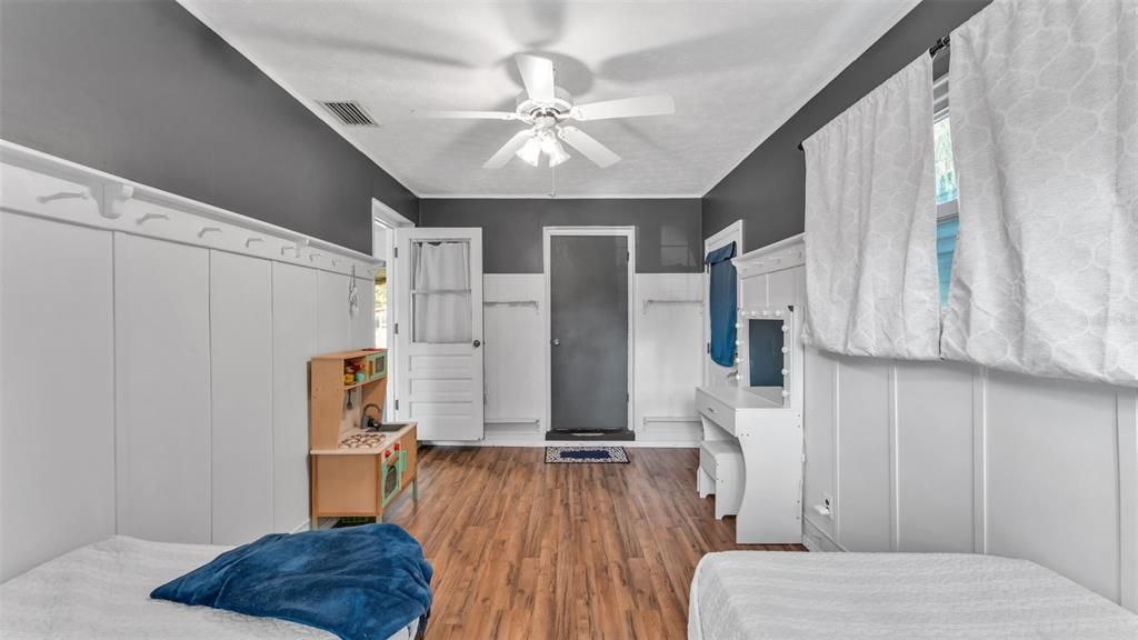 For Sale: $375,000 (2 beds, 1 baths, 1008 Square Feet)