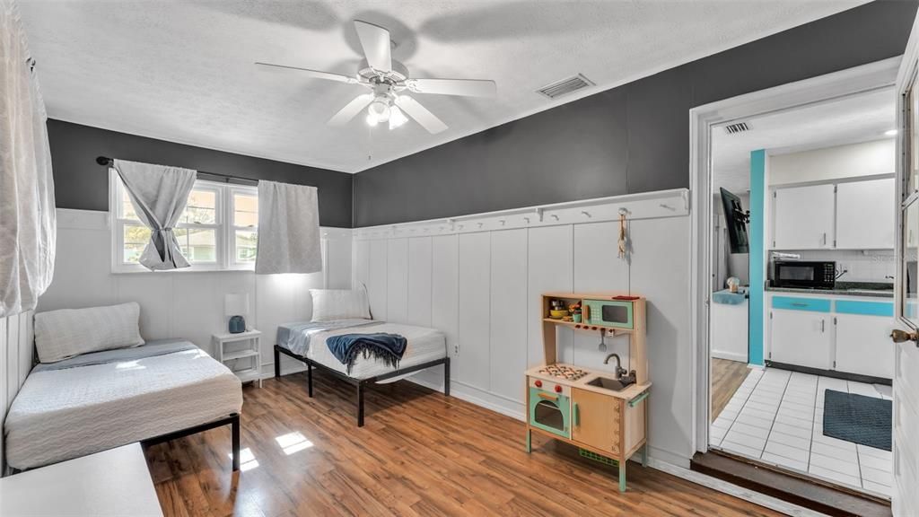 For Sale: $375,000 (2 beds, 1 baths, 1008 Square Feet)