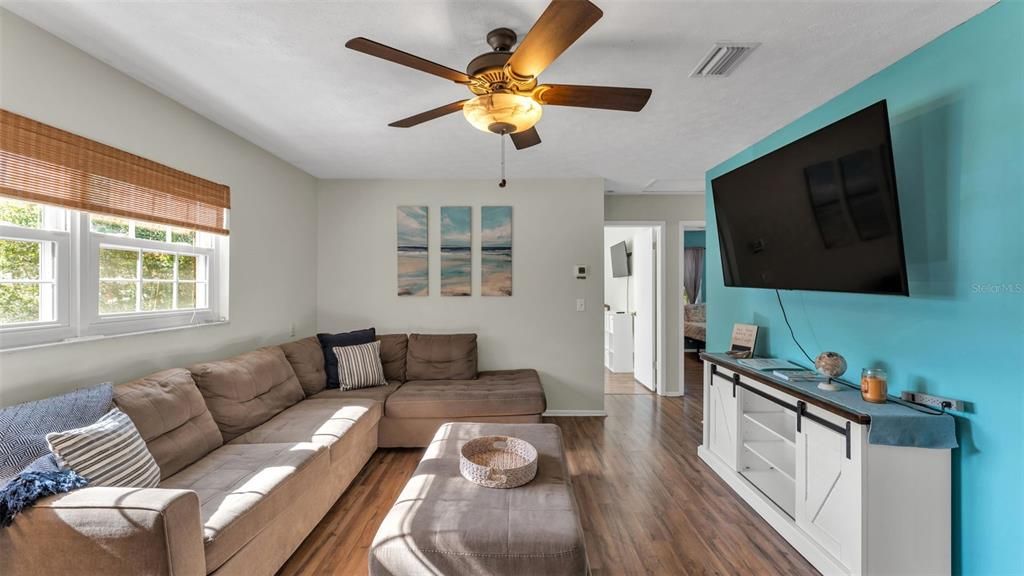 For Sale: $375,000 (2 beds, 1 baths, 1008 Square Feet)