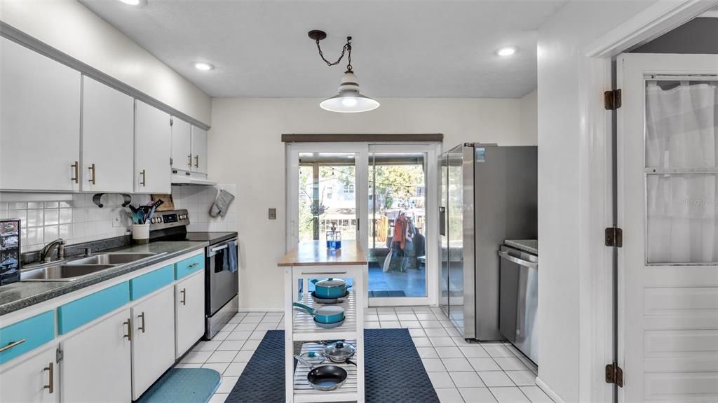 For Sale: $375,000 (2 beds, 1 baths, 1008 Square Feet)