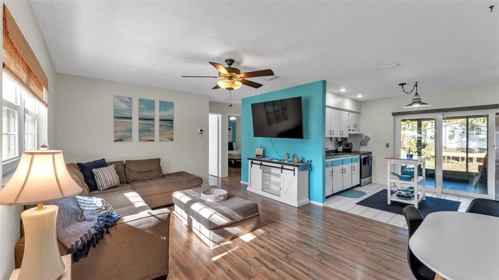 For Sale: $375,000 (2 beds, 1 baths, 1008 Square Feet)