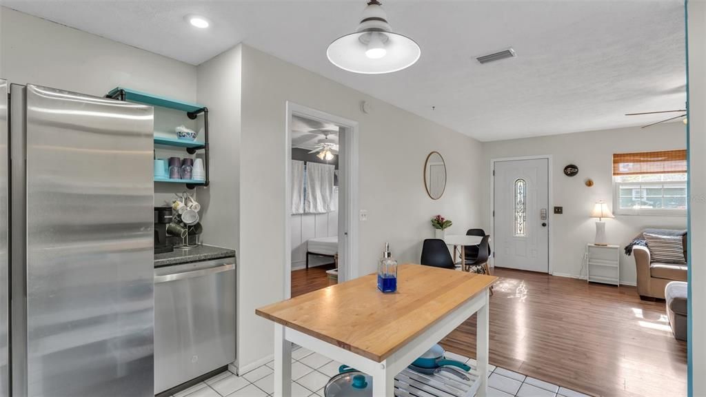 For Sale: $375,000 (2 beds, 1 baths, 1008 Square Feet)