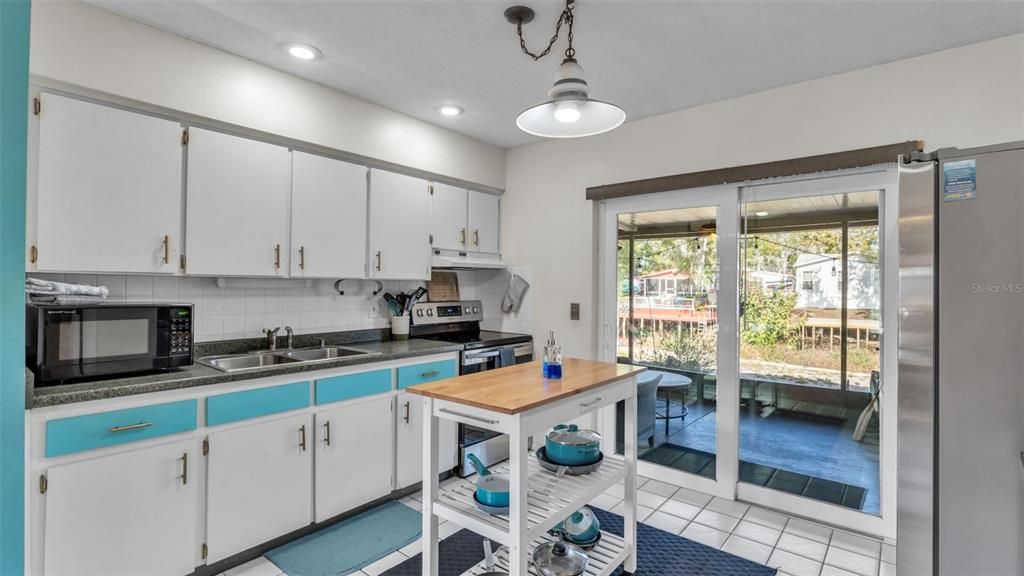 For Sale: $375,000 (2 beds, 1 baths, 1008 Square Feet)