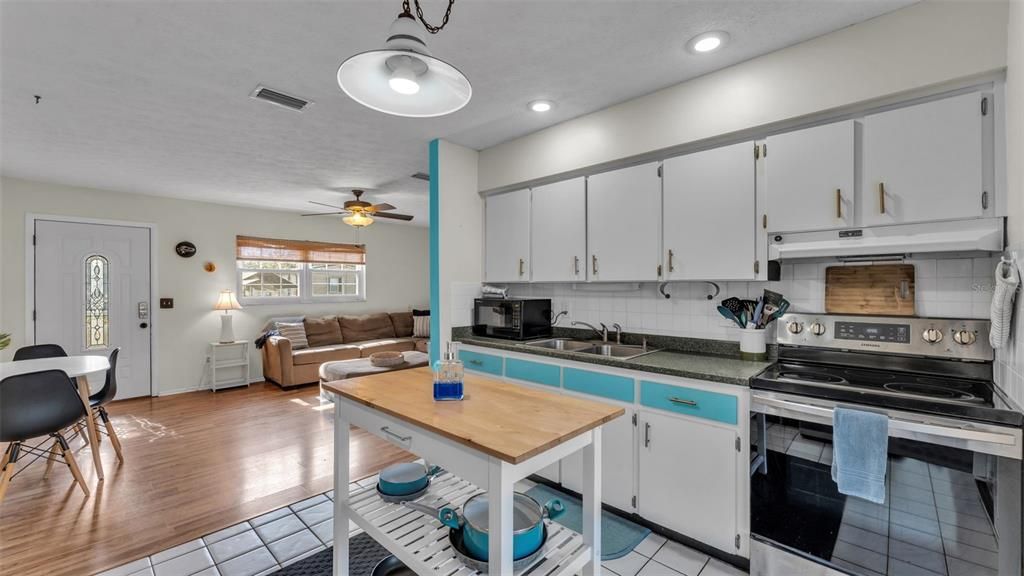 For Sale: $375,000 (2 beds, 1 baths, 1008 Square Feet)