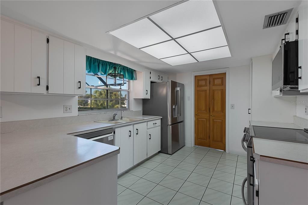 For Sale: $675,000 (3 beds, 2 baths, 2224 Square Feet)