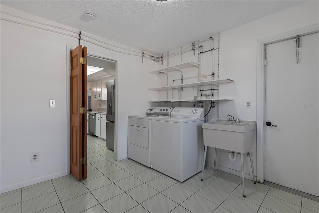 For Sale: $675,000 (3 beds, 2 baths, 2224 Square Feet)