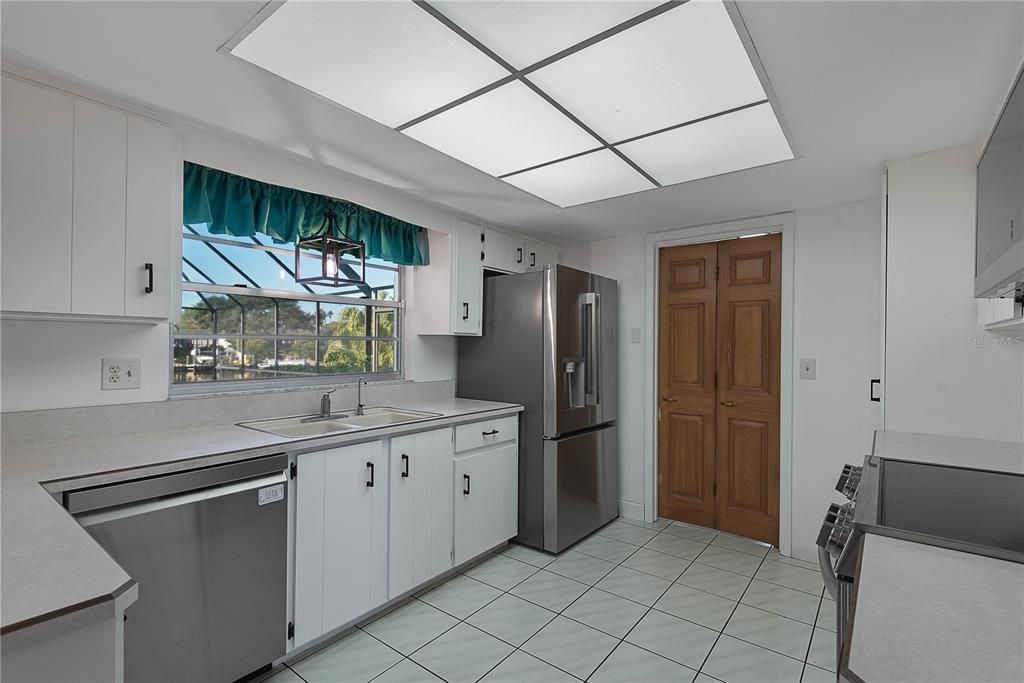 For Sale: $675,000 (3 beds, 2 baths, 2224 Square Feet)