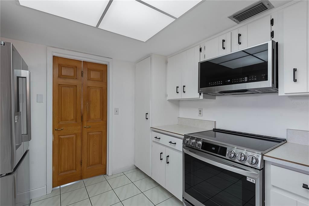 For Sale: $675,000 (3 beds, 2 baths, 2224 Square Feet)