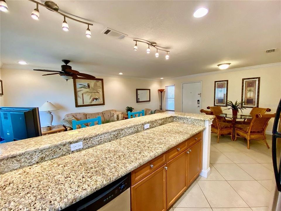 For Sale: $345,000 (2 beds, 2 baths, 870 Square Feet)