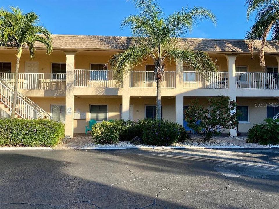 For Sale: $345,000 (2 beds, 2 baths, 870 Square Feet)