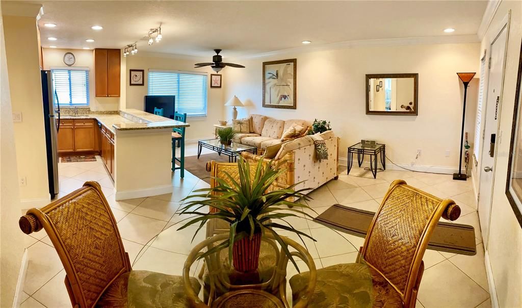 For Sale: $345,000 (2 beds, 2 baths, 870 Square Feet)