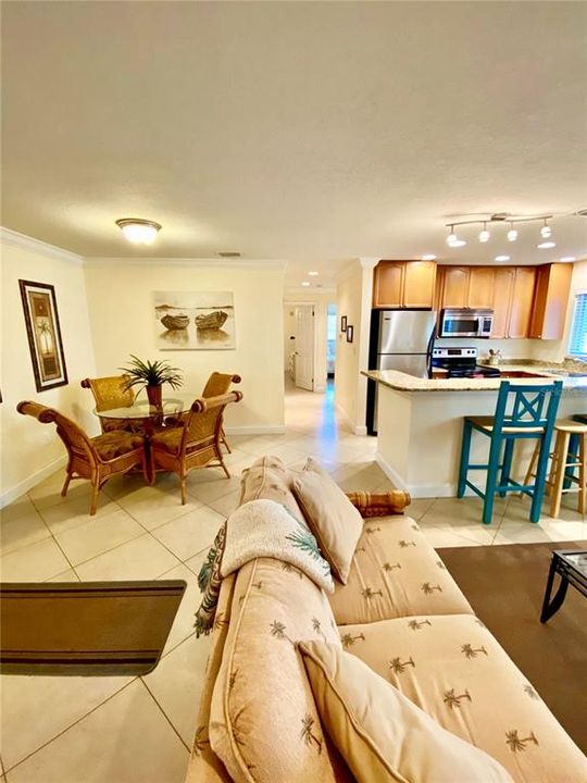 For Sale: $345,000 (2 beds, 2 baths, 870 Square Feet)