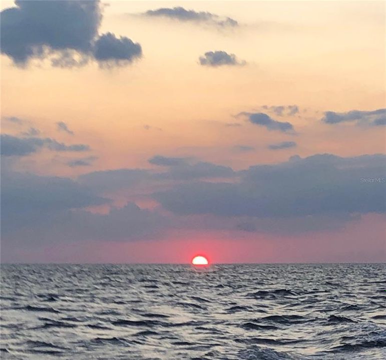 For Sale: $345,000 (2 beds, 2 baths, 870 Square Feet)