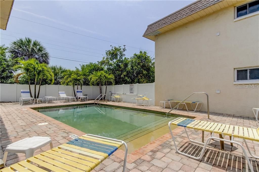 For Sale: $345,000 (2 beds, 2 baths, 870 Square Feet)