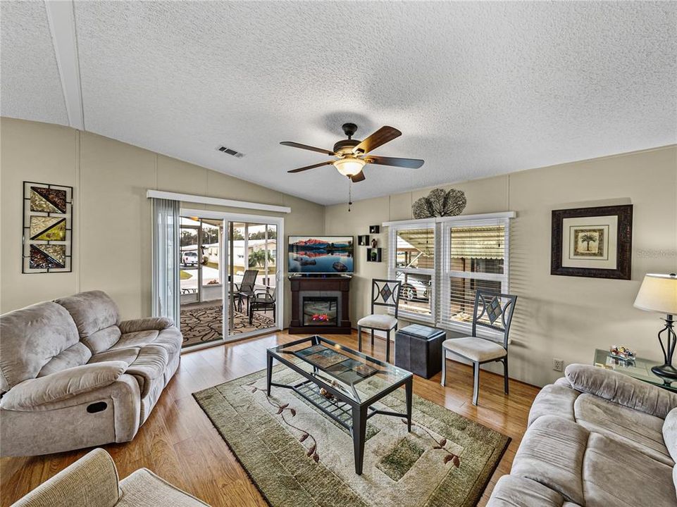 En Venta: $152,500 (2 camas, 2 baños, 864 Pies cuadrados)