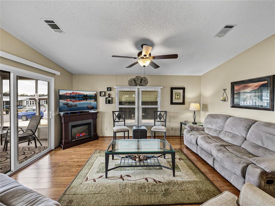 En Venta: $152,500 (2 camas, 2 baños, 864 Pies cuadrados)