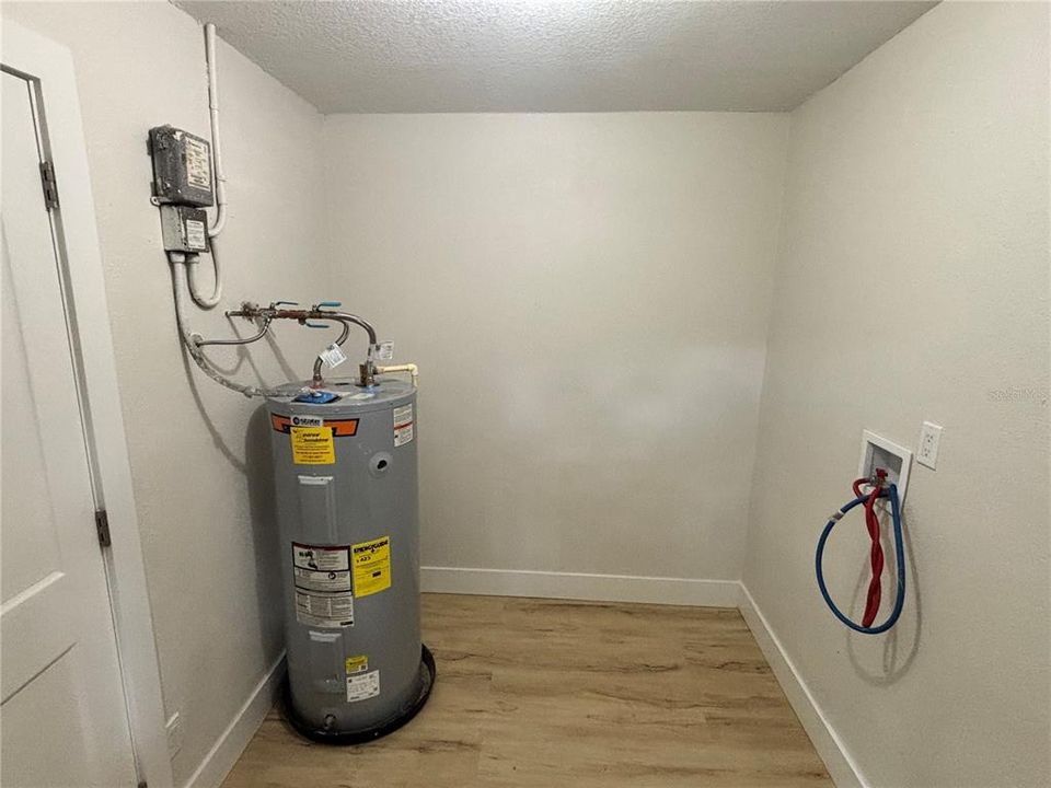 待售: $215,000 (4 贝兹, 1 浴室, 1128 平方英尺)