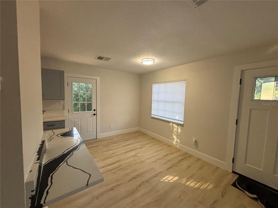 待售: $215,000 (4 贝兹, 1 浴室, 1128 平方英尺)