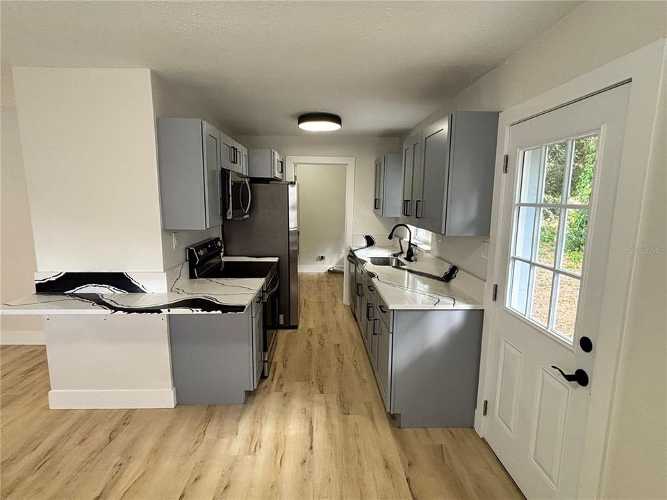 待售: $215,000 (4 贝兹, 1 浴室, 1128 平方英尺)