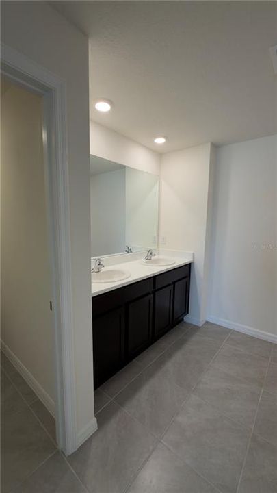 出租: $2,500 (5 贝兹, 3 浴室, 2481 平方英尺)