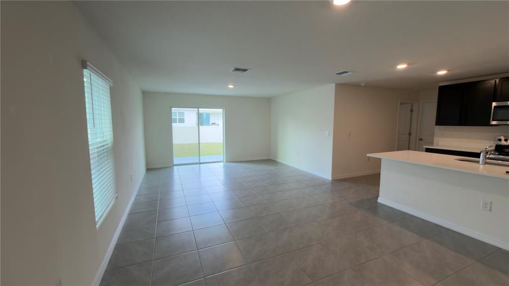 出租: $2,500 (5 贝兹, 3 浴室, 2481 平方英尺)