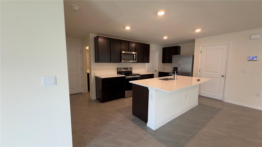 出租: $2,500 (5 贝兹, 3 浴室, 2481 平方英尺)