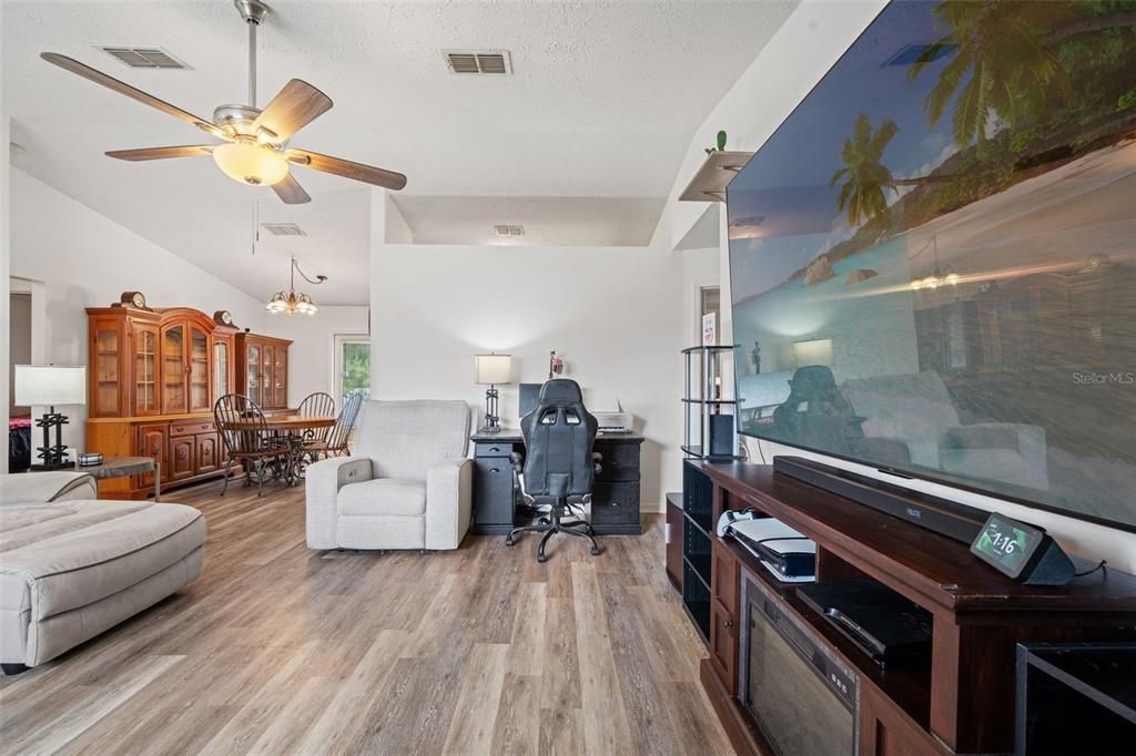 待售: $230,000 (3 贝兹, 2 浴室, 1172 平方英尺)