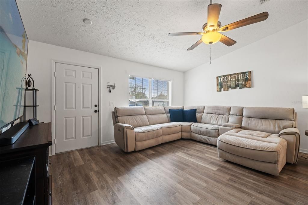 待售: $230,000 (3 贝兹, 2 浴室, 1172 平方英尺)