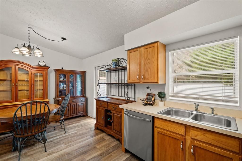 待售: $230,000 (3 贝兹, 2 浴室, 1172 平方英尺)