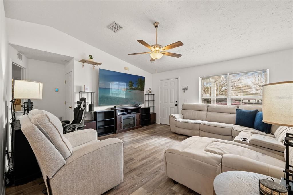 待售: $230,000 (3 贝兹, 2 浴室, 1172 平方英尺)