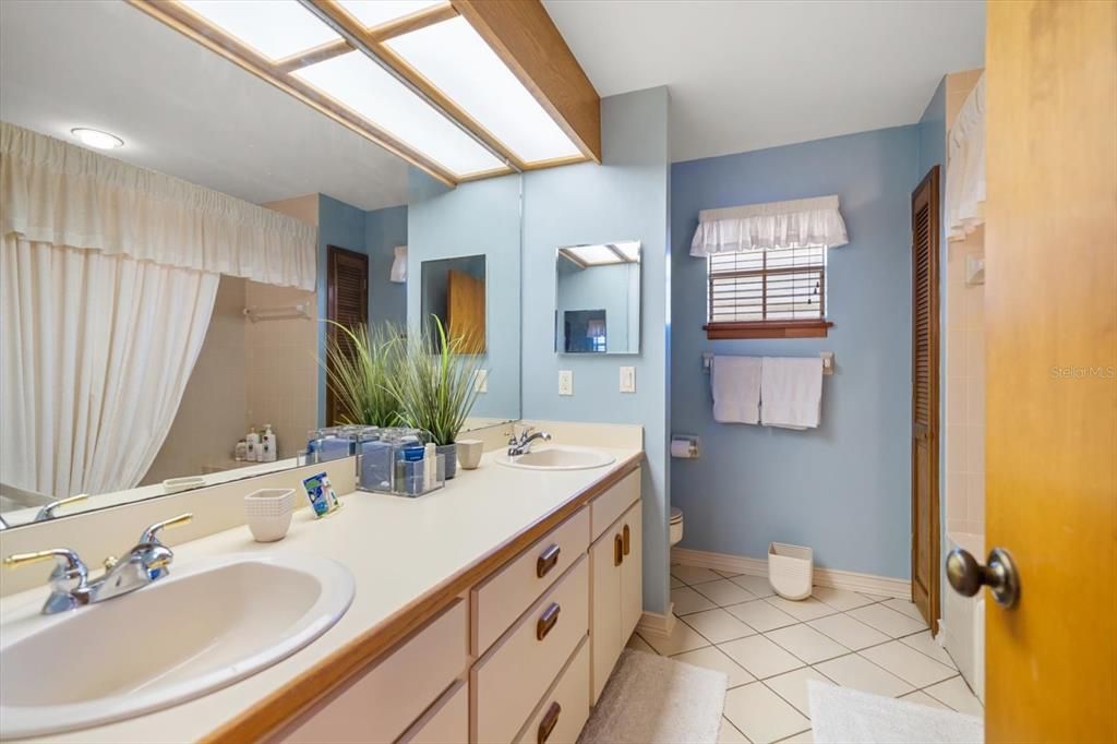 En Venta: $1,199,000 (4 camas, 2 baños, 3096 Pies cuadrados)