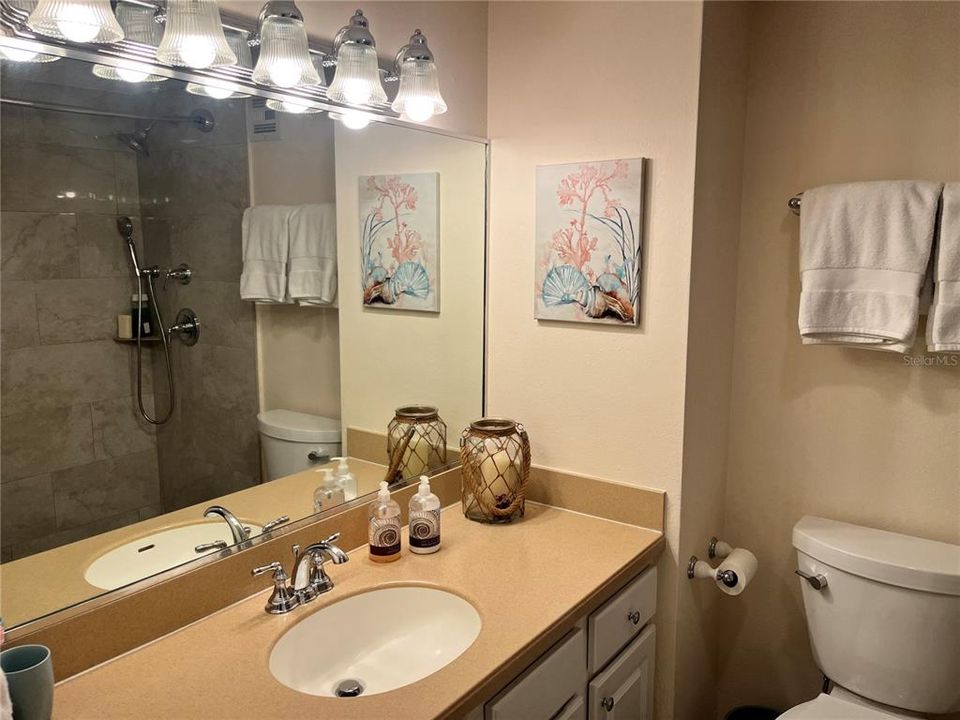 For Sale: $425,000 (1 beds, 1 baths, 707 Square Feet)