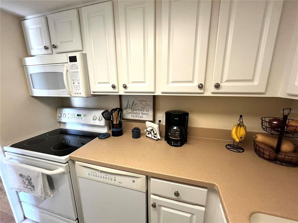 For Sale: $425,000 (1 beds, 1 baths, 707 Square Feet)