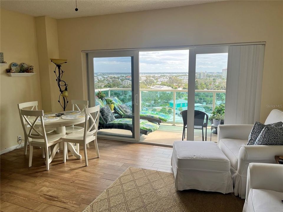 For Sale: $425,000 (1 beds, 1 baths, 707 Square Feet)