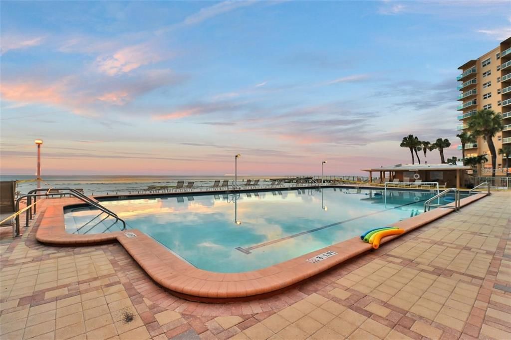 For Sale: $425,000 (1 beds, 1 baths, 707 Square Feet)