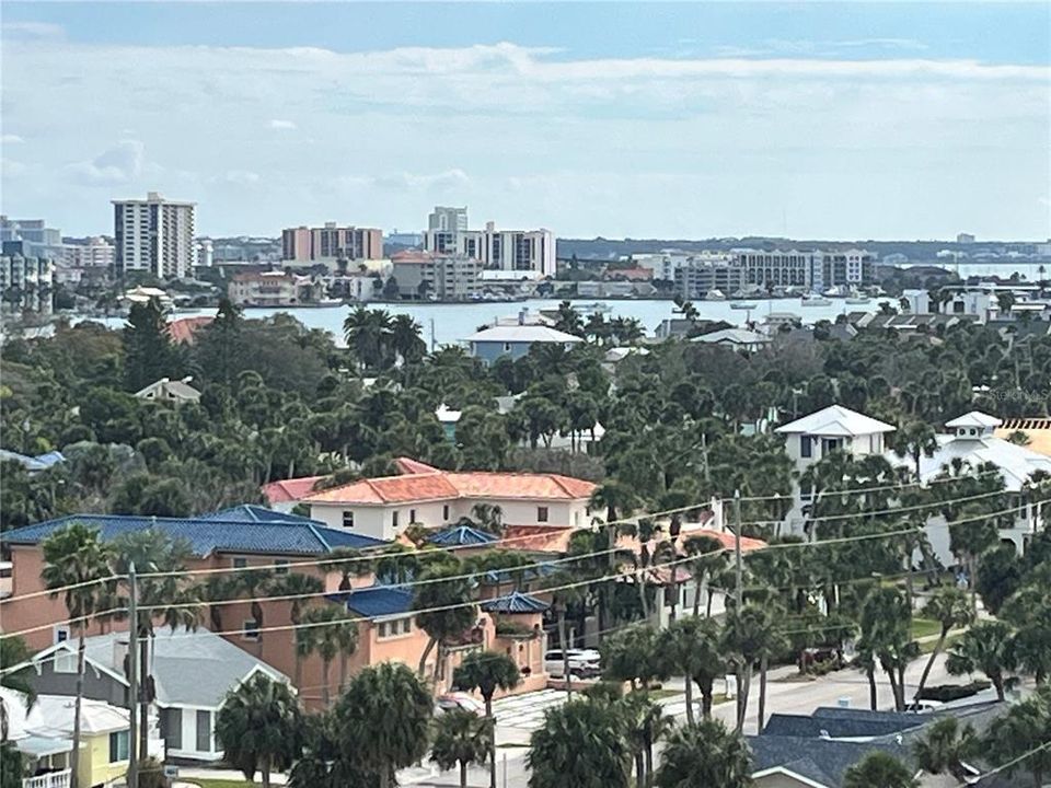 For Sale: $425,000 (1 beds, 1 baths, 707 Square Feet)