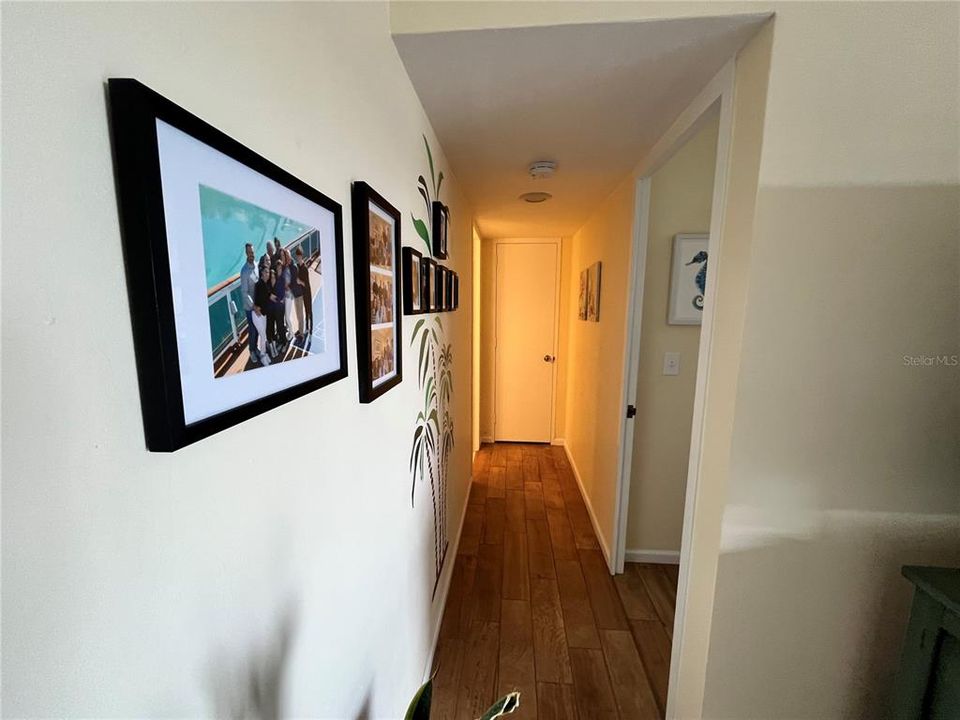 For Sale: $425,000 (1 beds, 1 baths, 707 Square Feet)